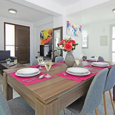Caren Villa Paralimni