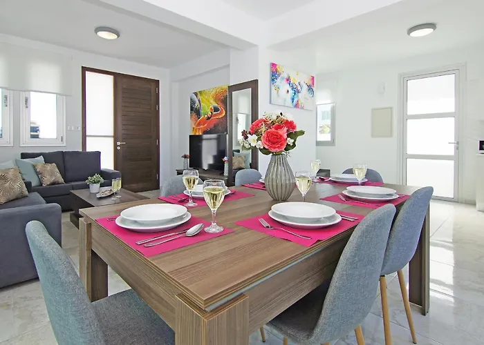 Caren Vila Paralimni