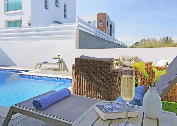 Caren Vila Paralimni